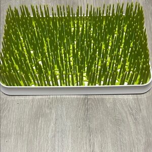 Green Grass-Like Drying Rack